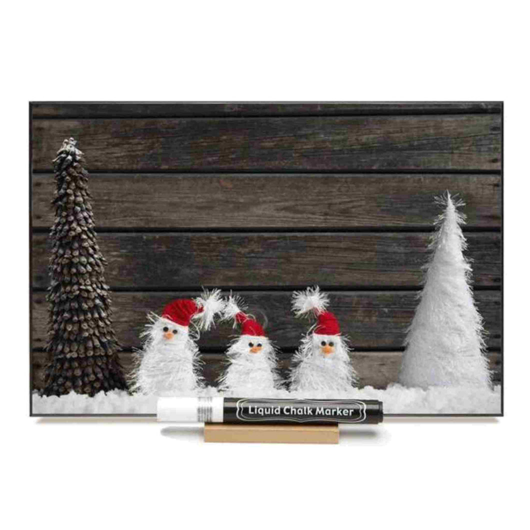 Photo chalk board with the image of three snowmen.